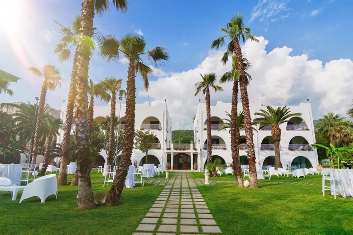 Il viale tra le palme e la facciata di Villa Grandinetti